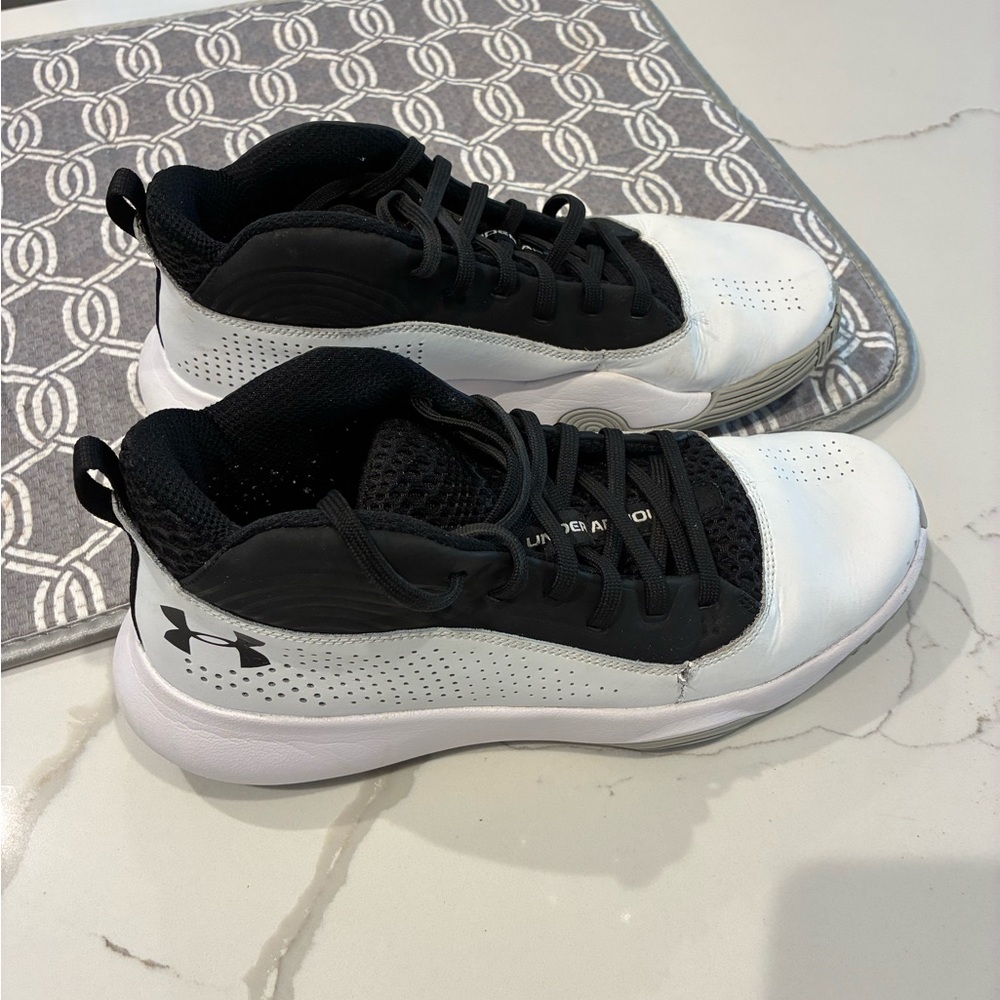 Men’s 9 Under Armour Basketball Shoes